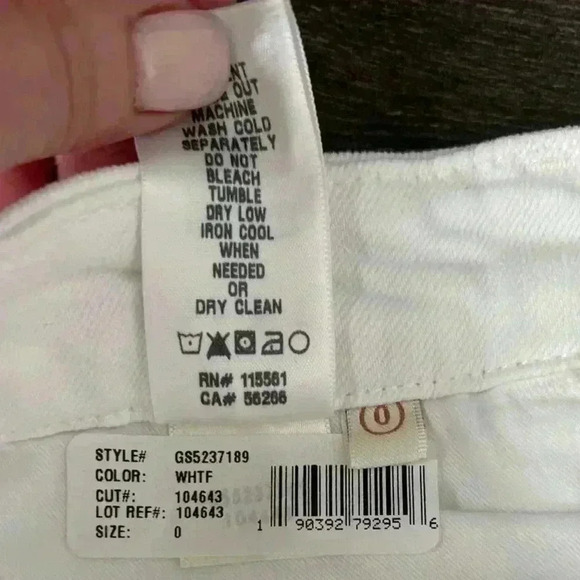 Jen7 Sculpting Bermuda Jean Shorts in White with Gold Buckle. Size 0. NWT! - Picture 8 of 16